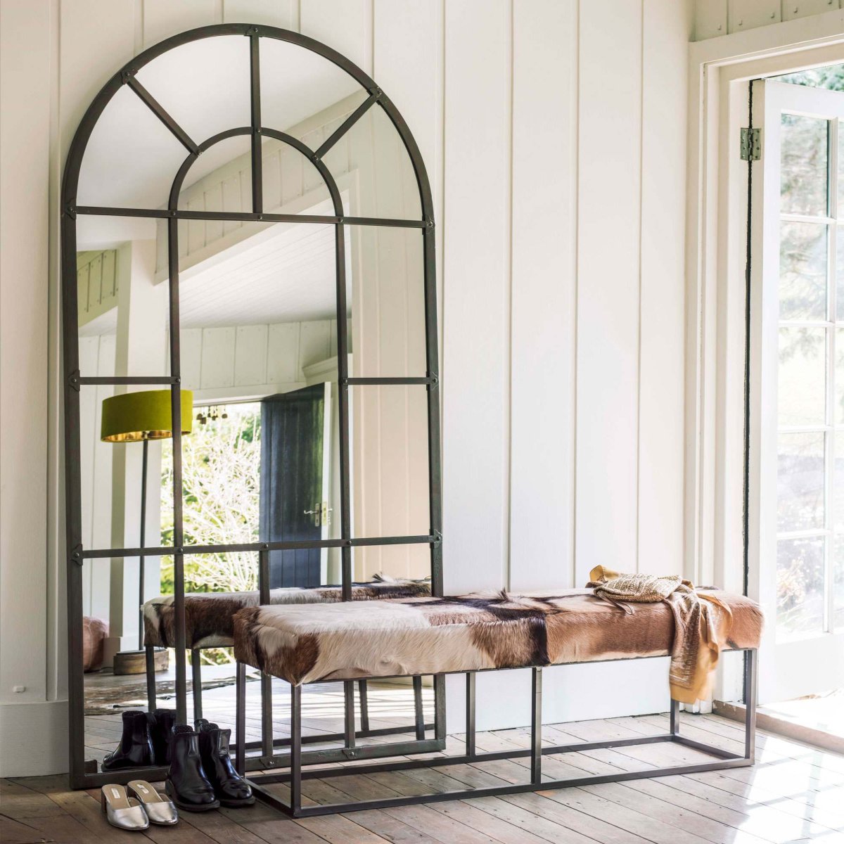 Зеркало-окно в металлической раме