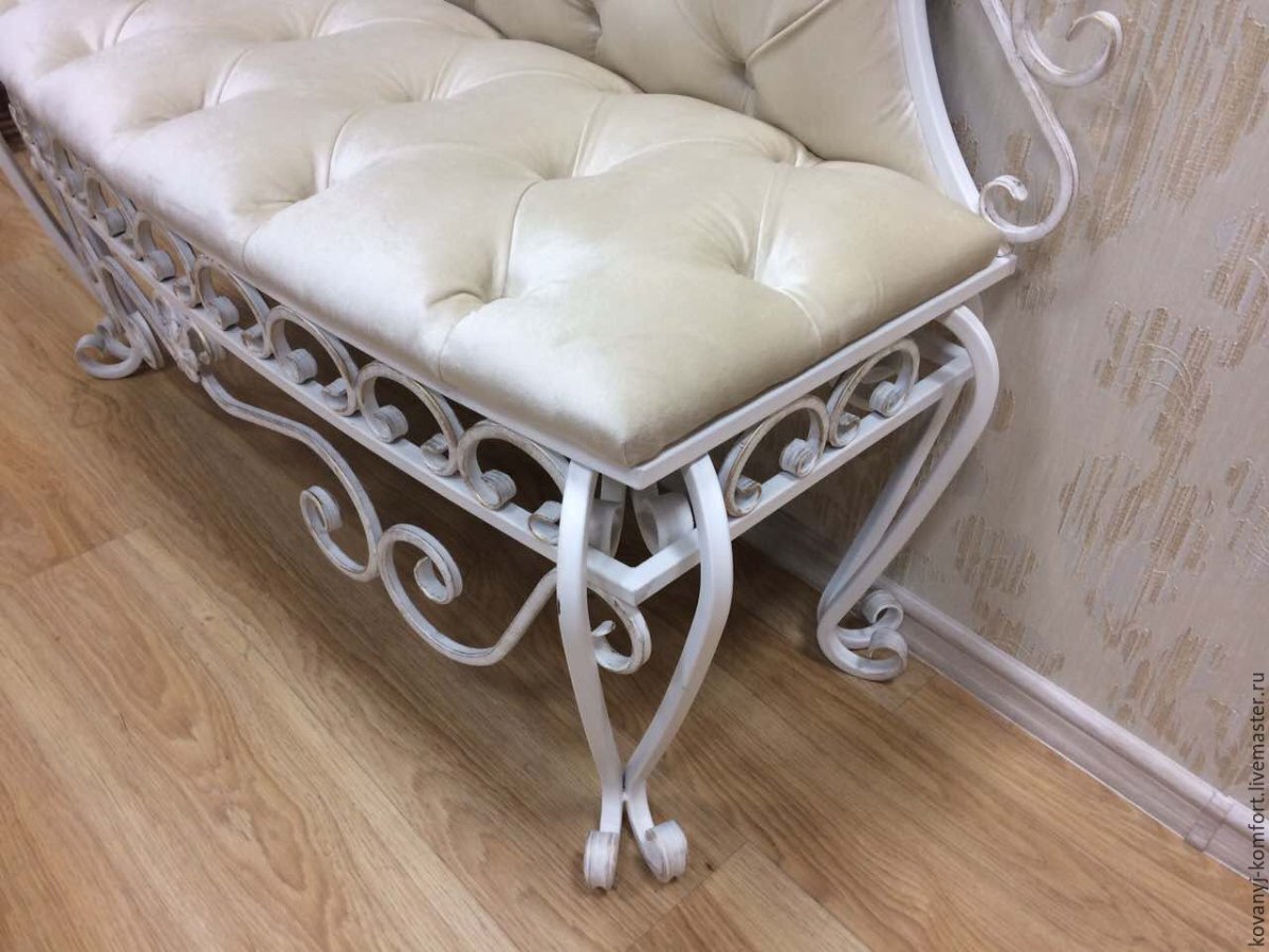 Диван цвета фуксии