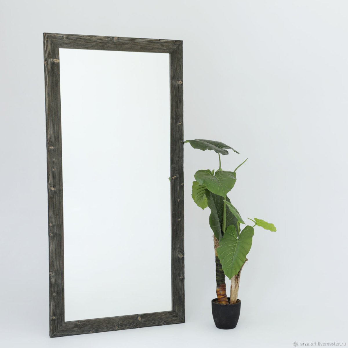 Зеркало напольное в деревянной раме