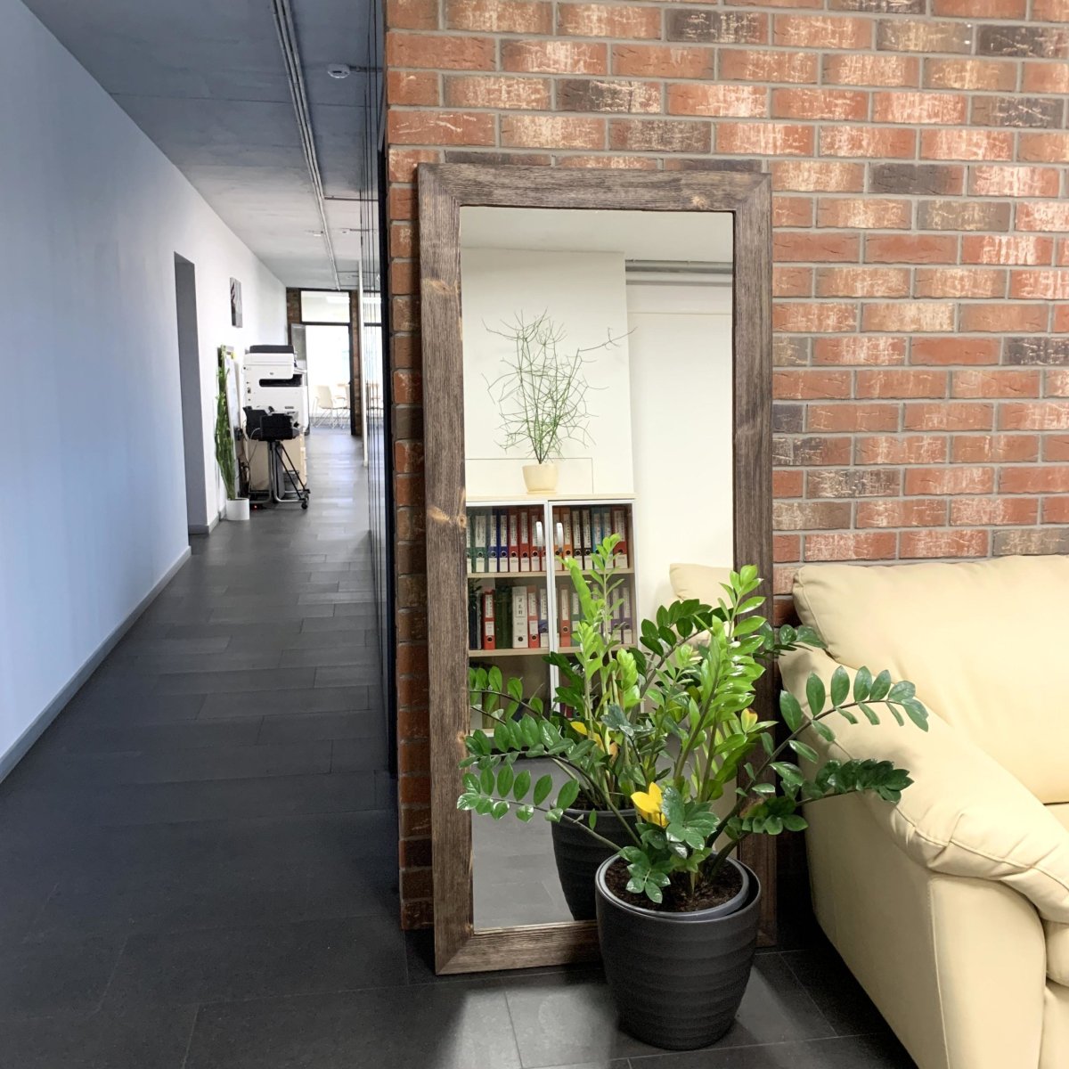 Напольное зеркало в стиле лофт