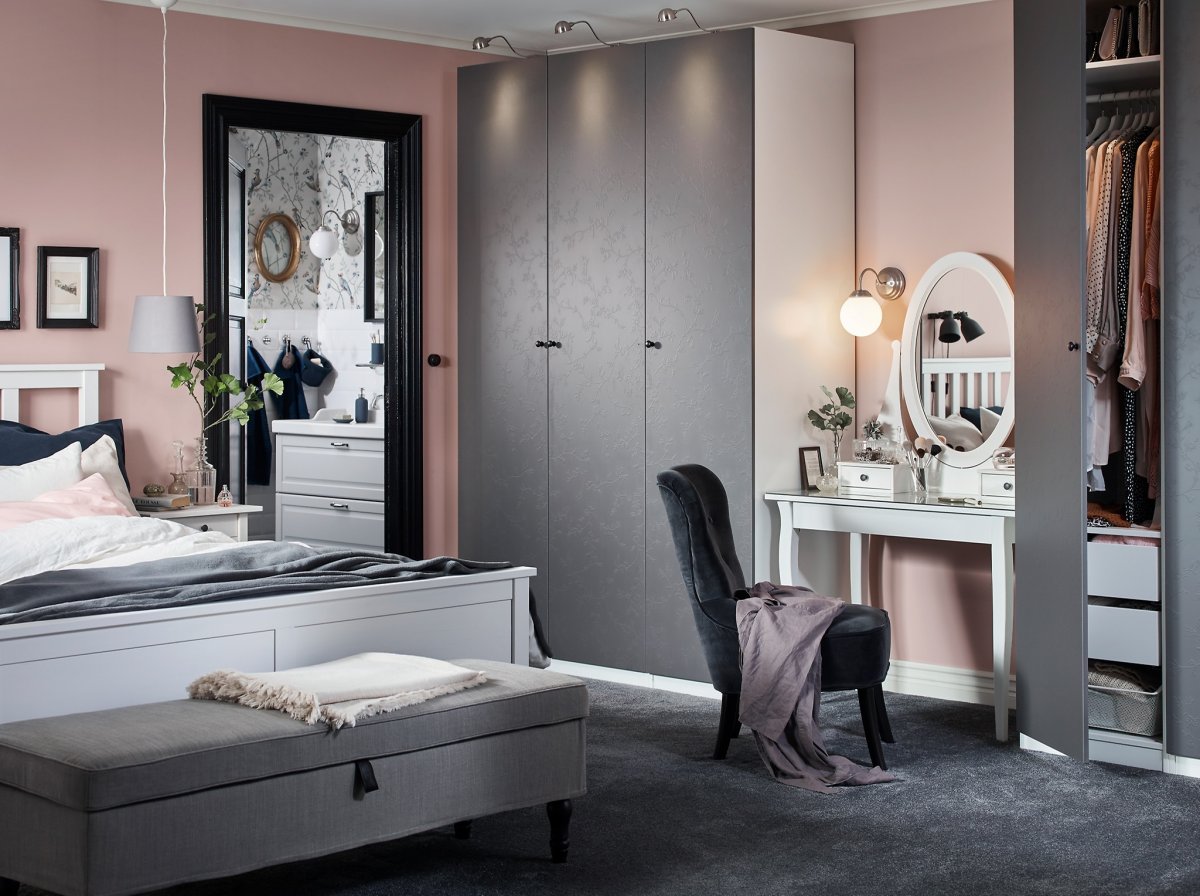 Современная светлая спальня