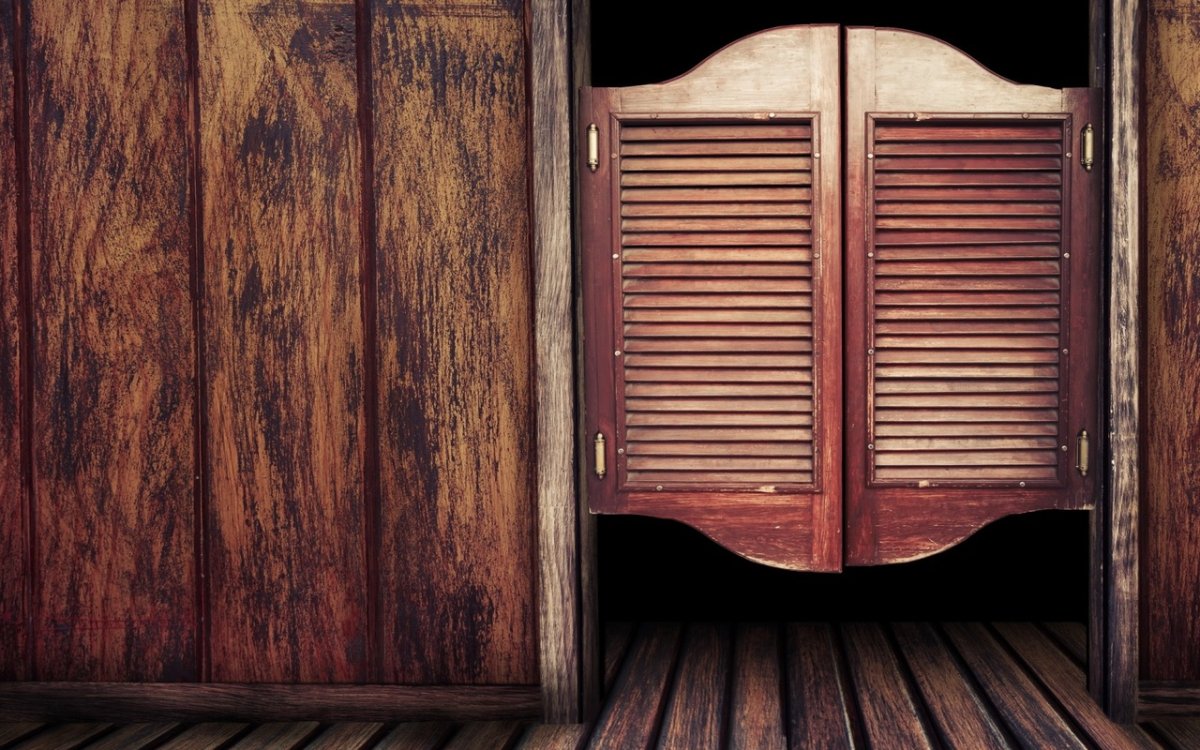 Двери в салуне на диком западе