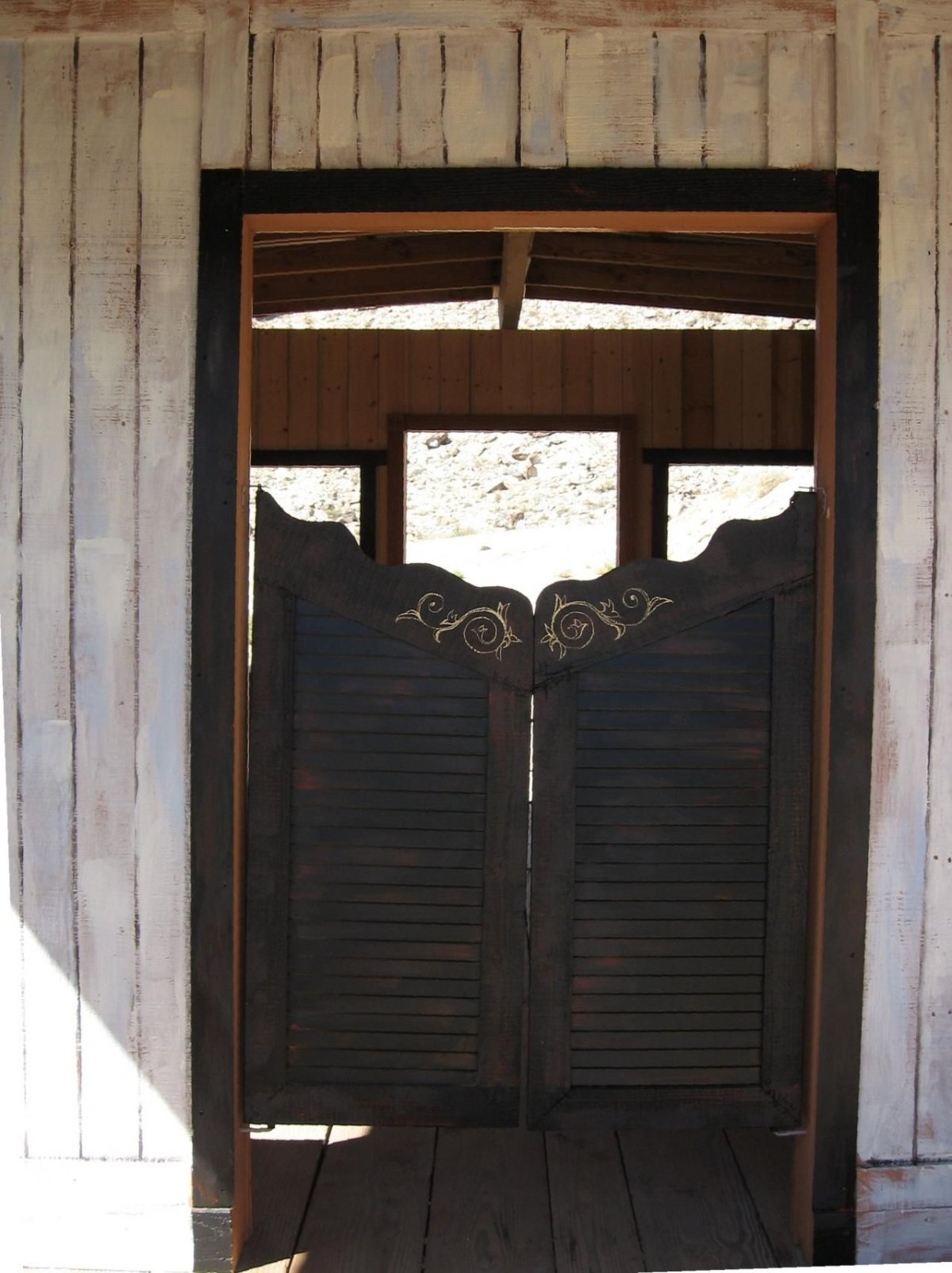 Двери в салуне на диком западе