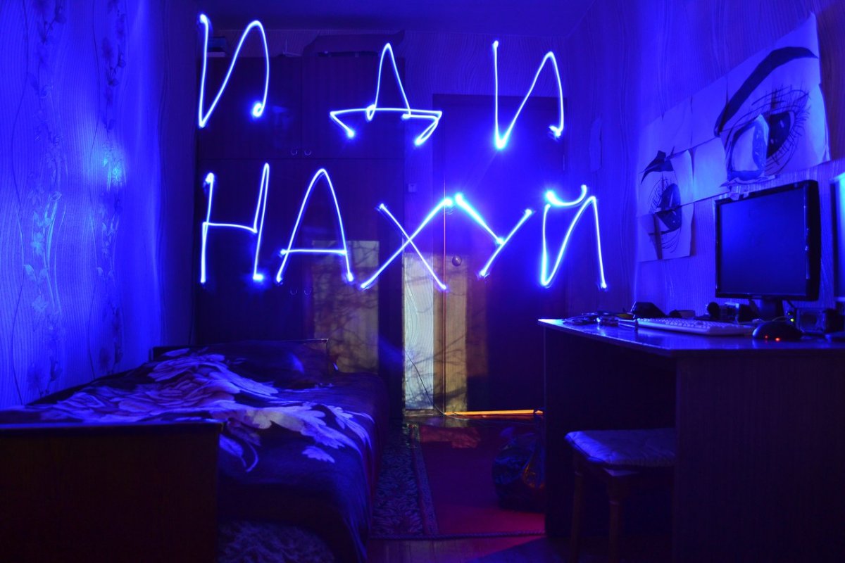 Комната мотеля неон