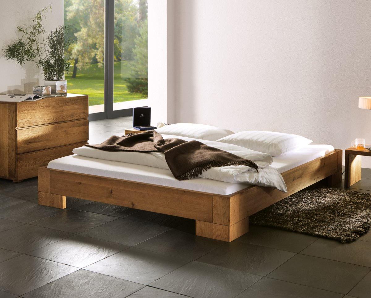 Кровать из массива дерева