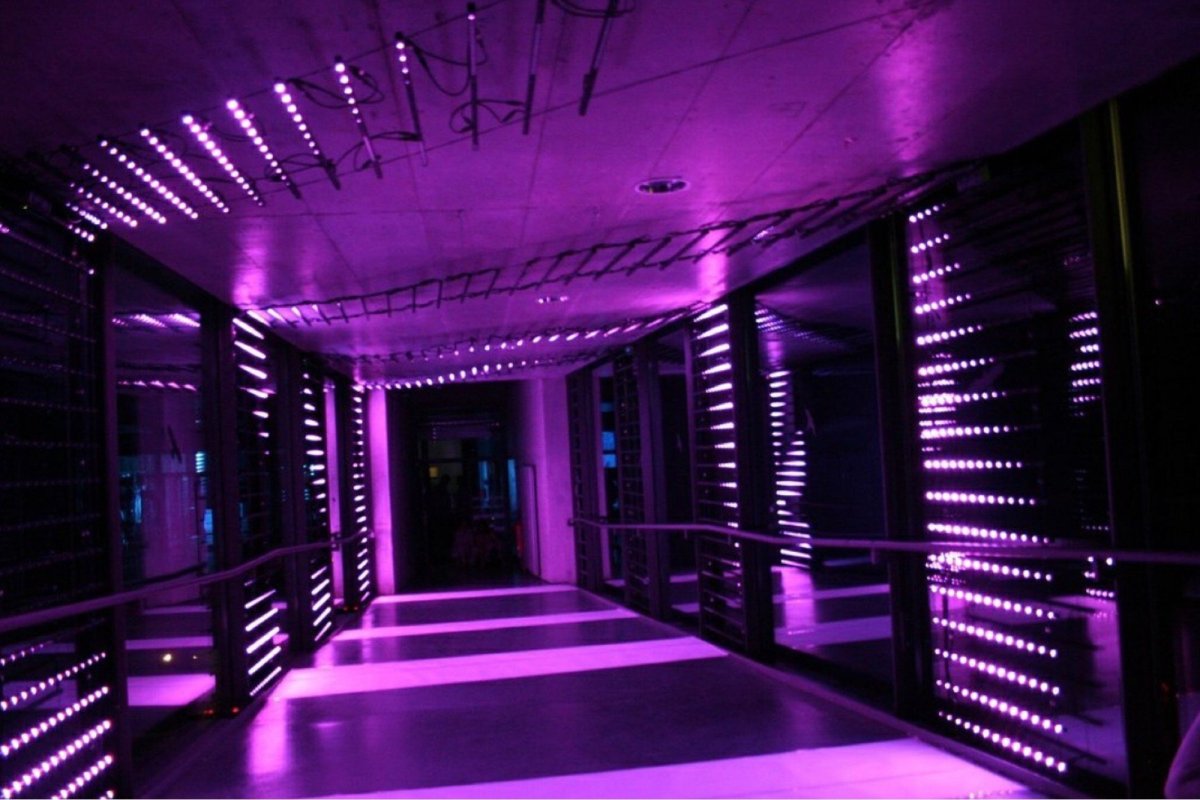 Неоновая комната подростка