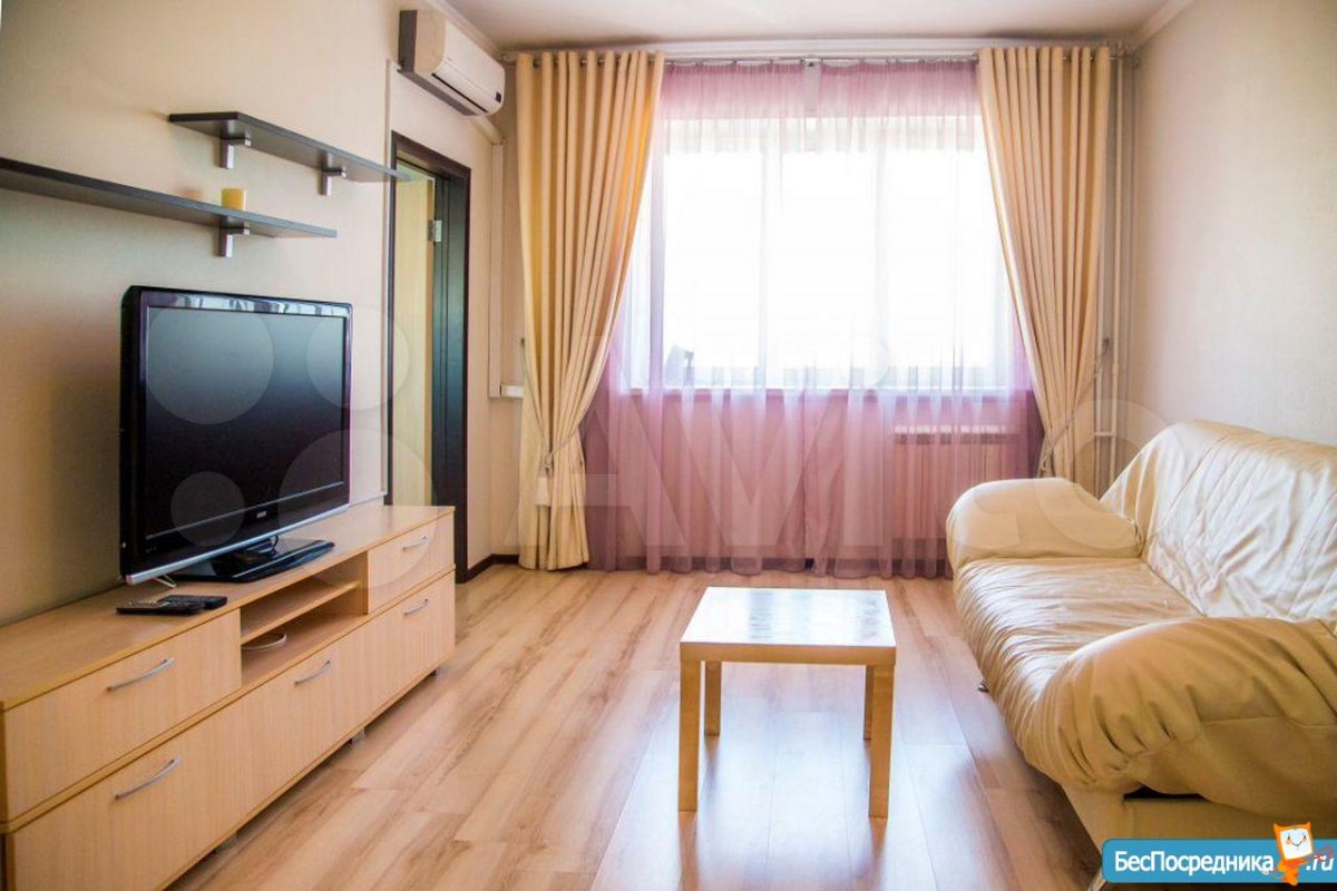 Обычная стена в комнате