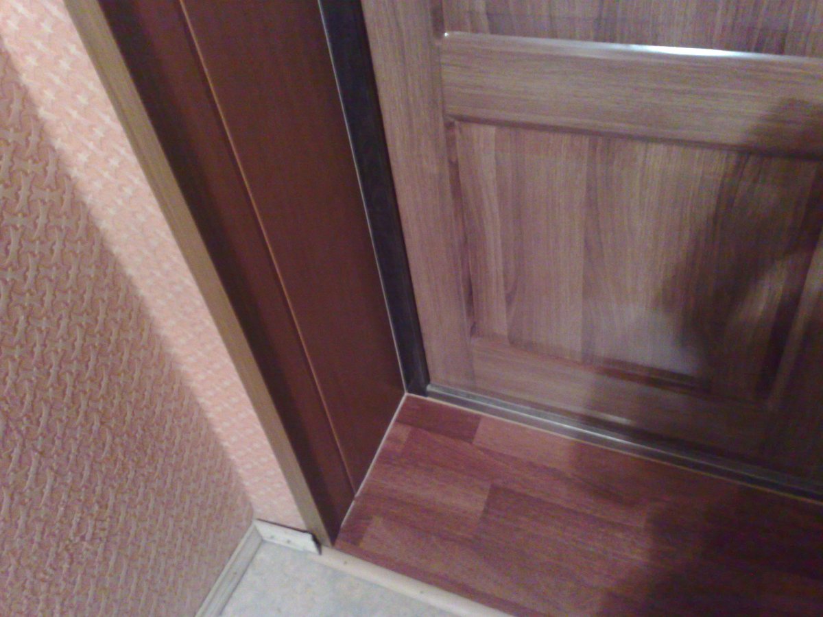 Порожек у входной двери внутри квартиры