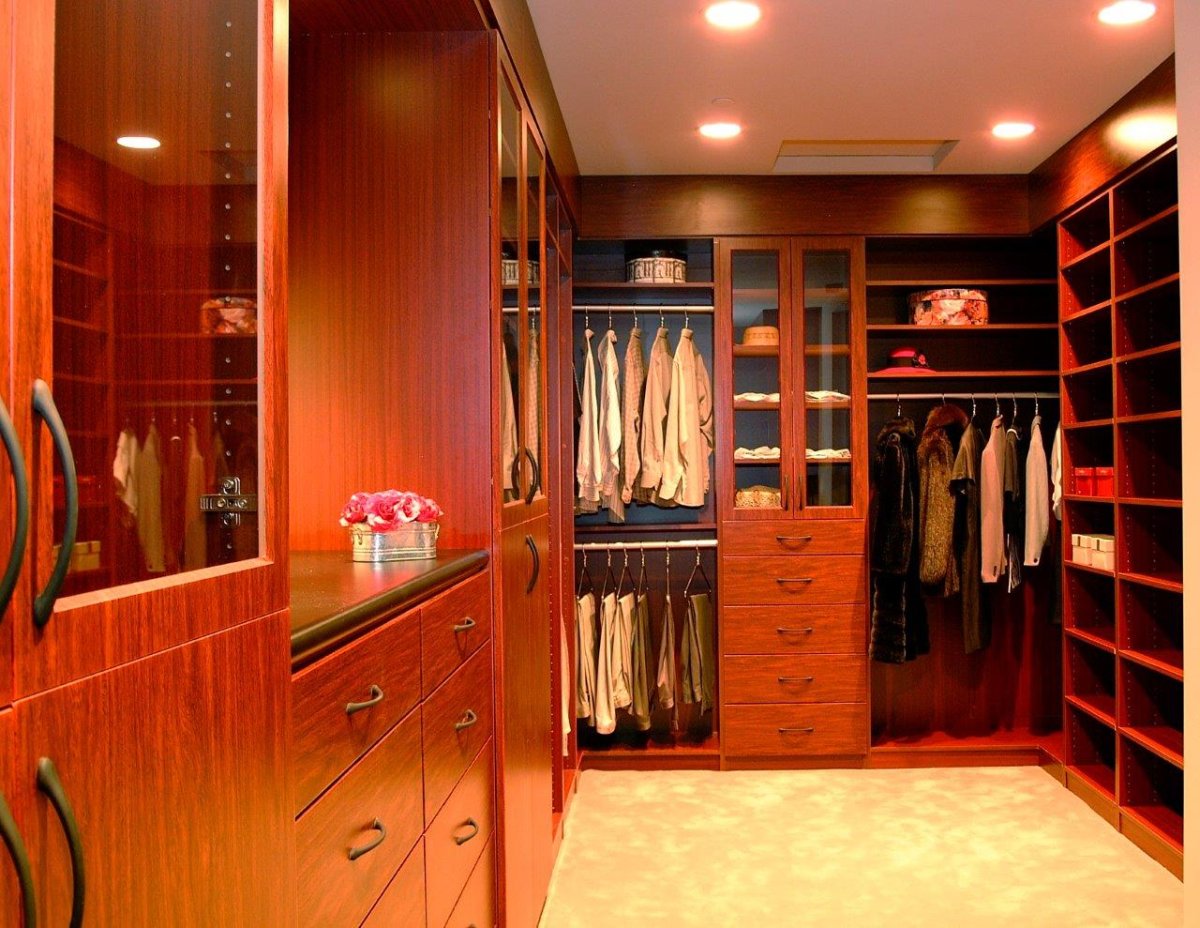 Прихожая с гардеробной комнатой