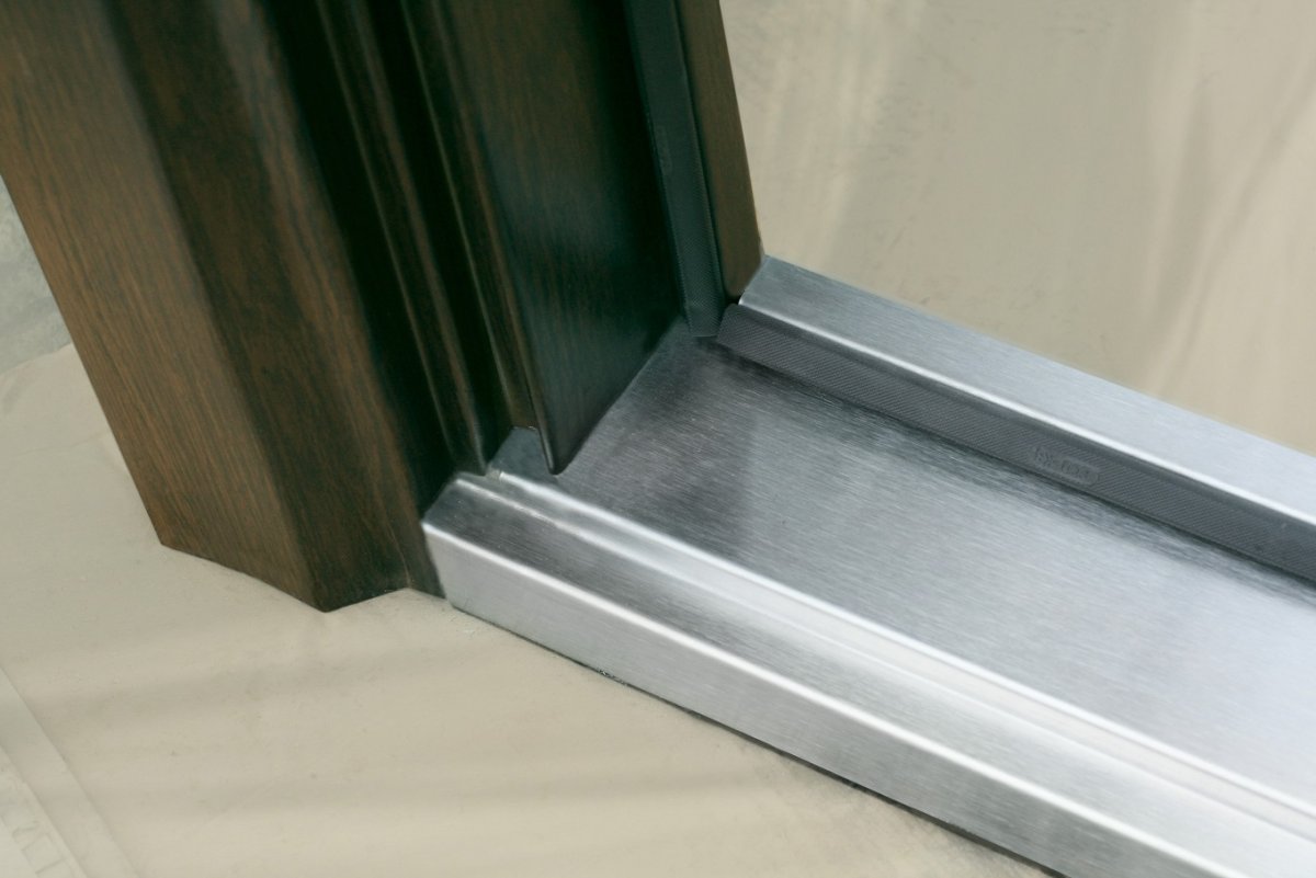 Плинтус под входной дверью