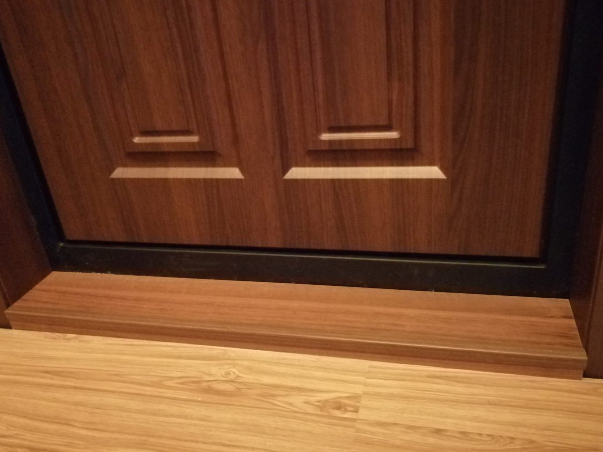 Порог у входной двери п49