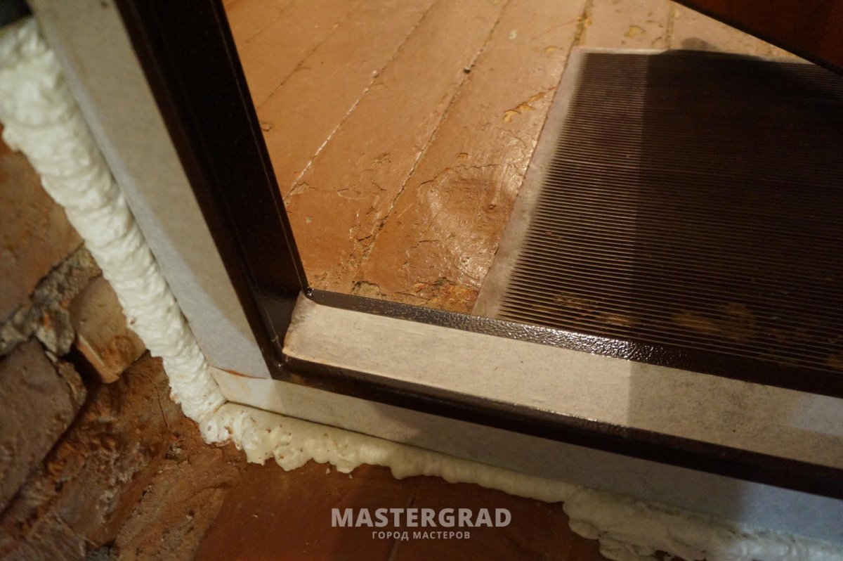 Порог в частном доме у входной двери