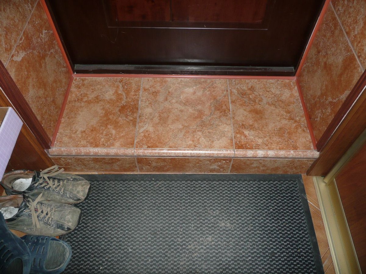 Плитка у порога в прихожей