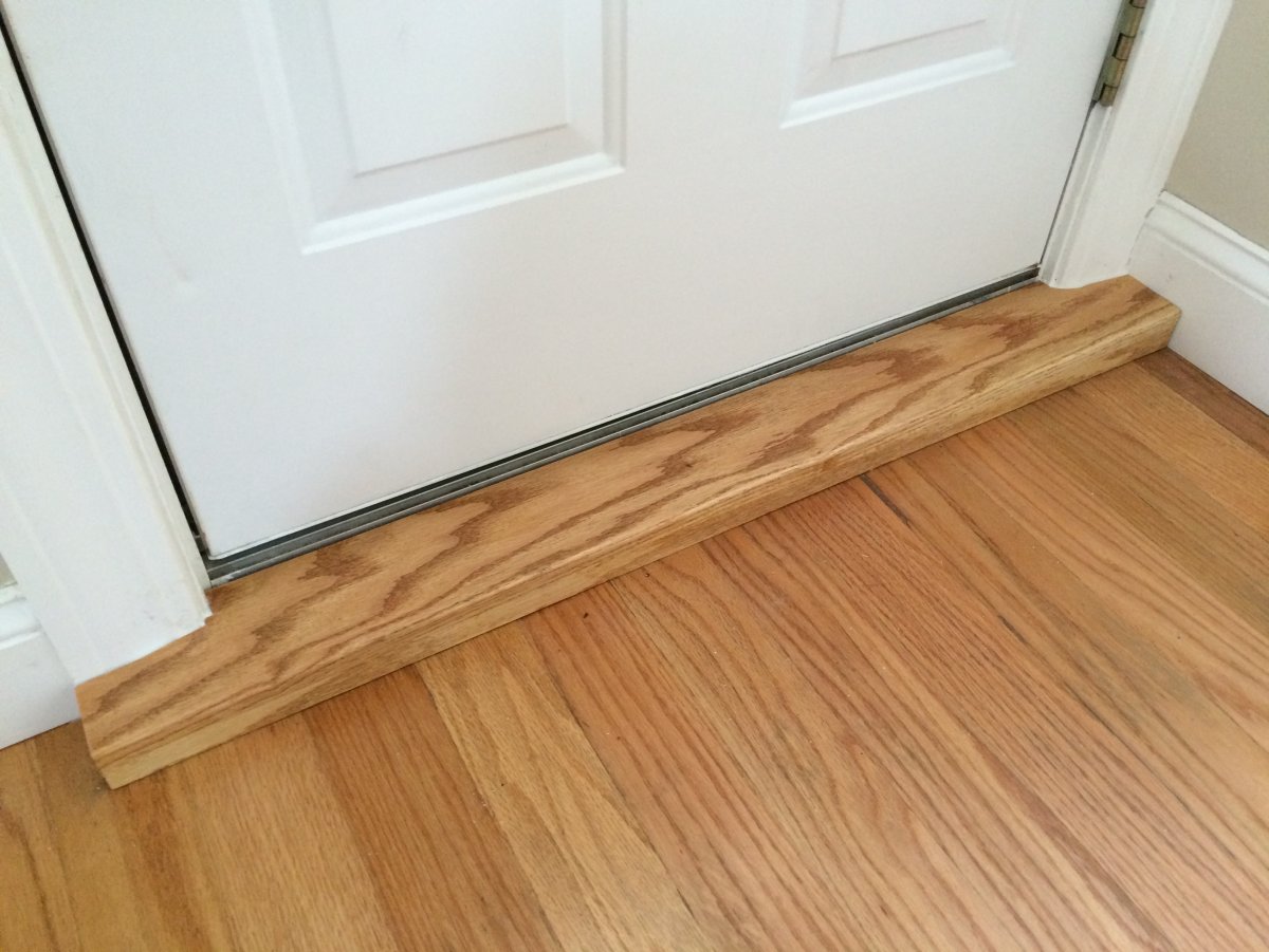 Порог в частном доме у входной двери