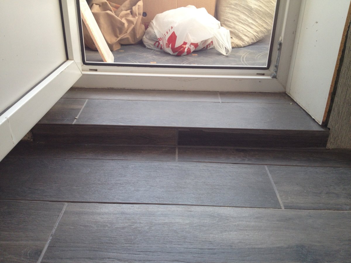 Порог металлический двери вид снизу