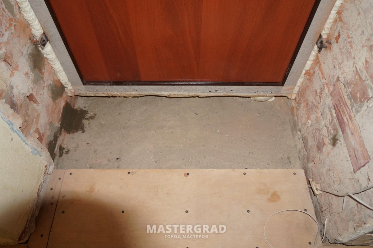 Ступенька у входной двери