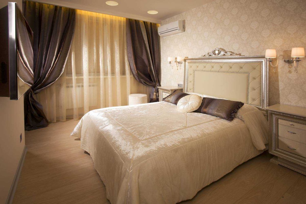 Занавески в цветочек в спальне