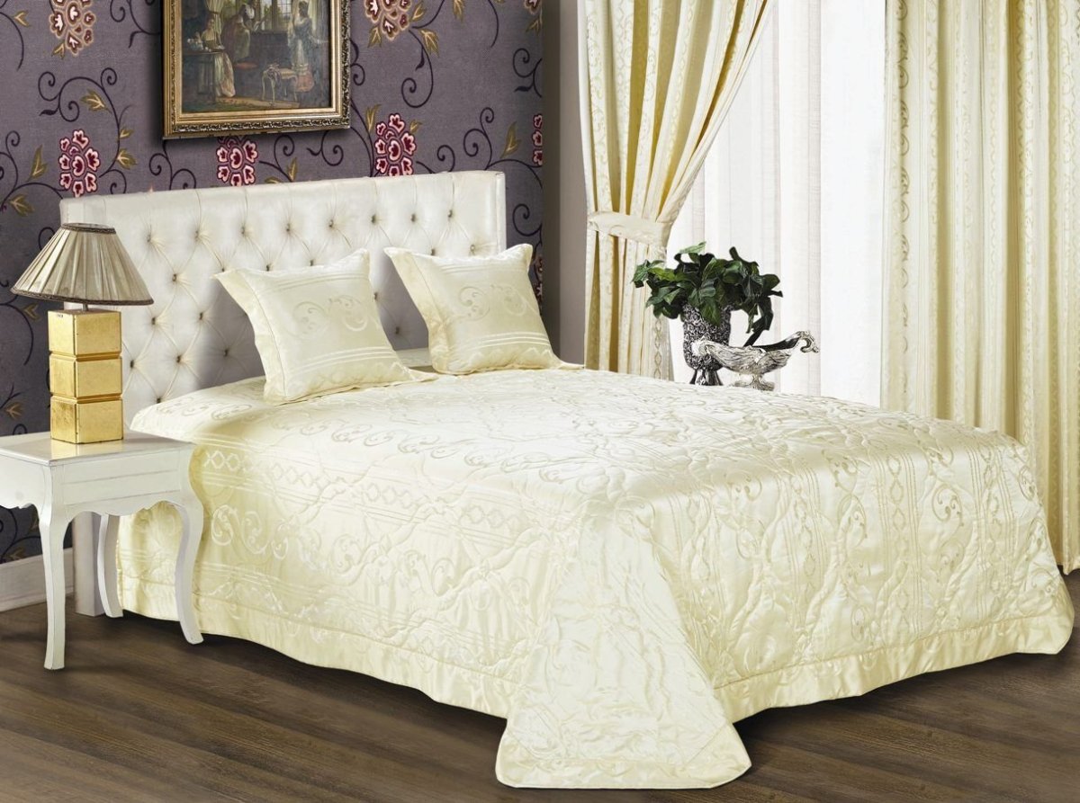 Спальня коричневая с золотом