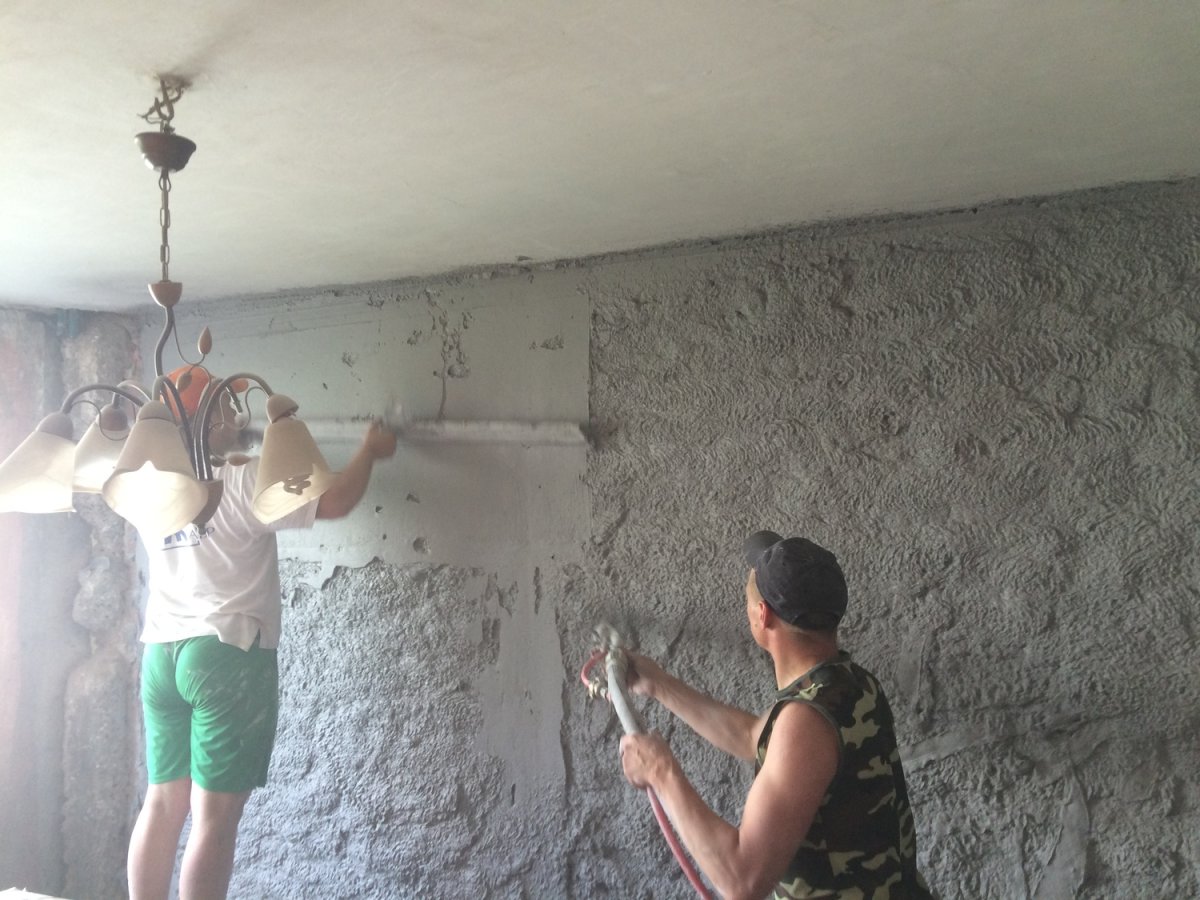 Грунтование поверхности стен