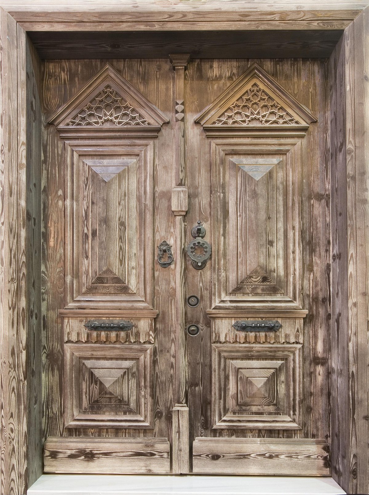 Деревянная дверь