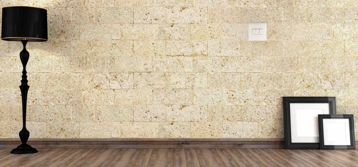 Пустая белая стена