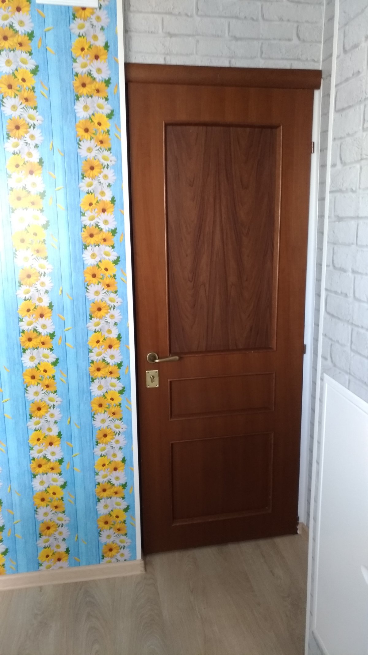 Обклеить дверь обоями