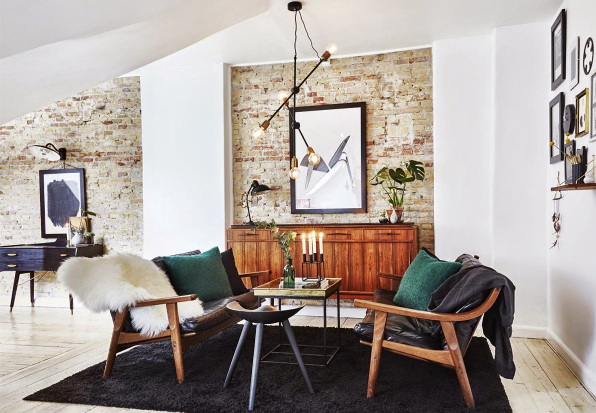 В стиле лофт комната с плакатом