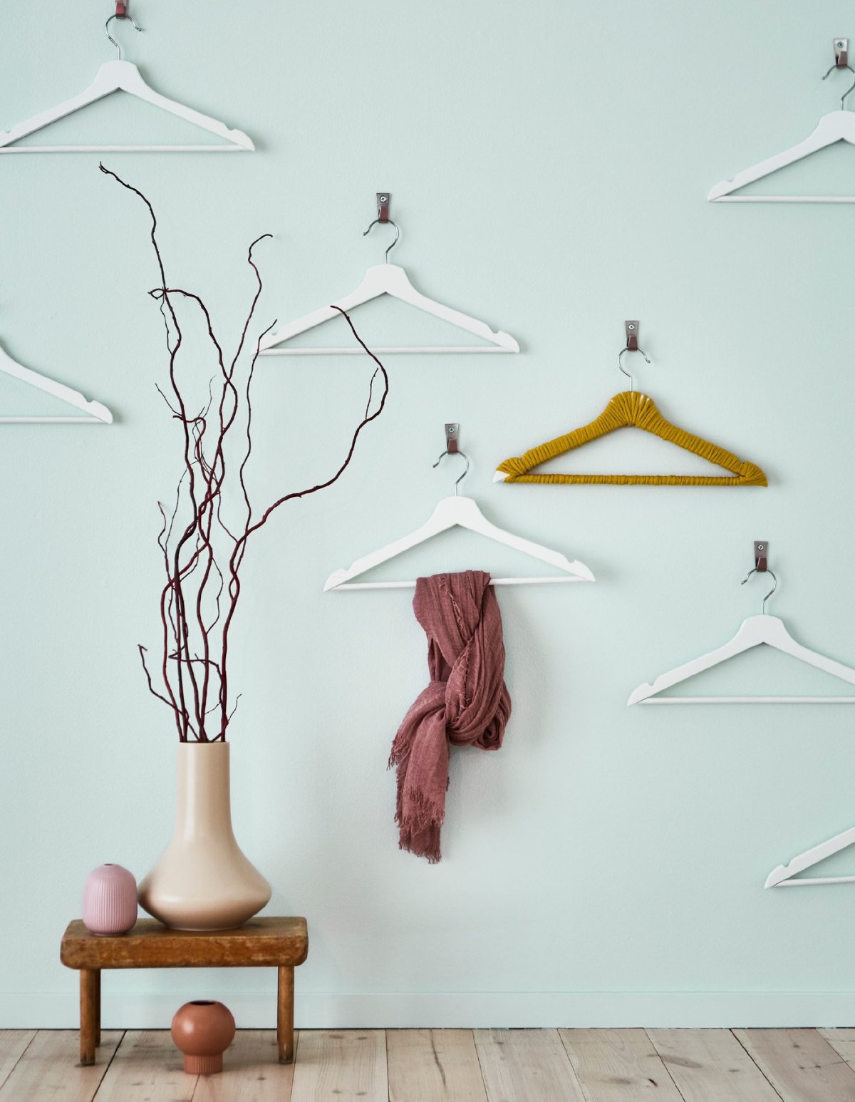 Декор стен из вешалки