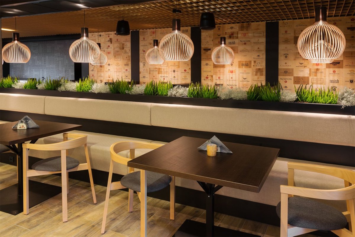 Интерьер маленького кафе