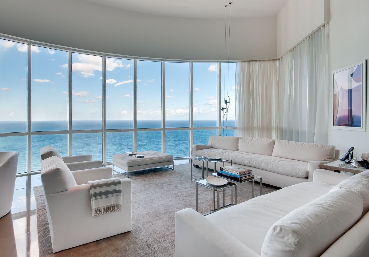 Вилла с панорамными окнами