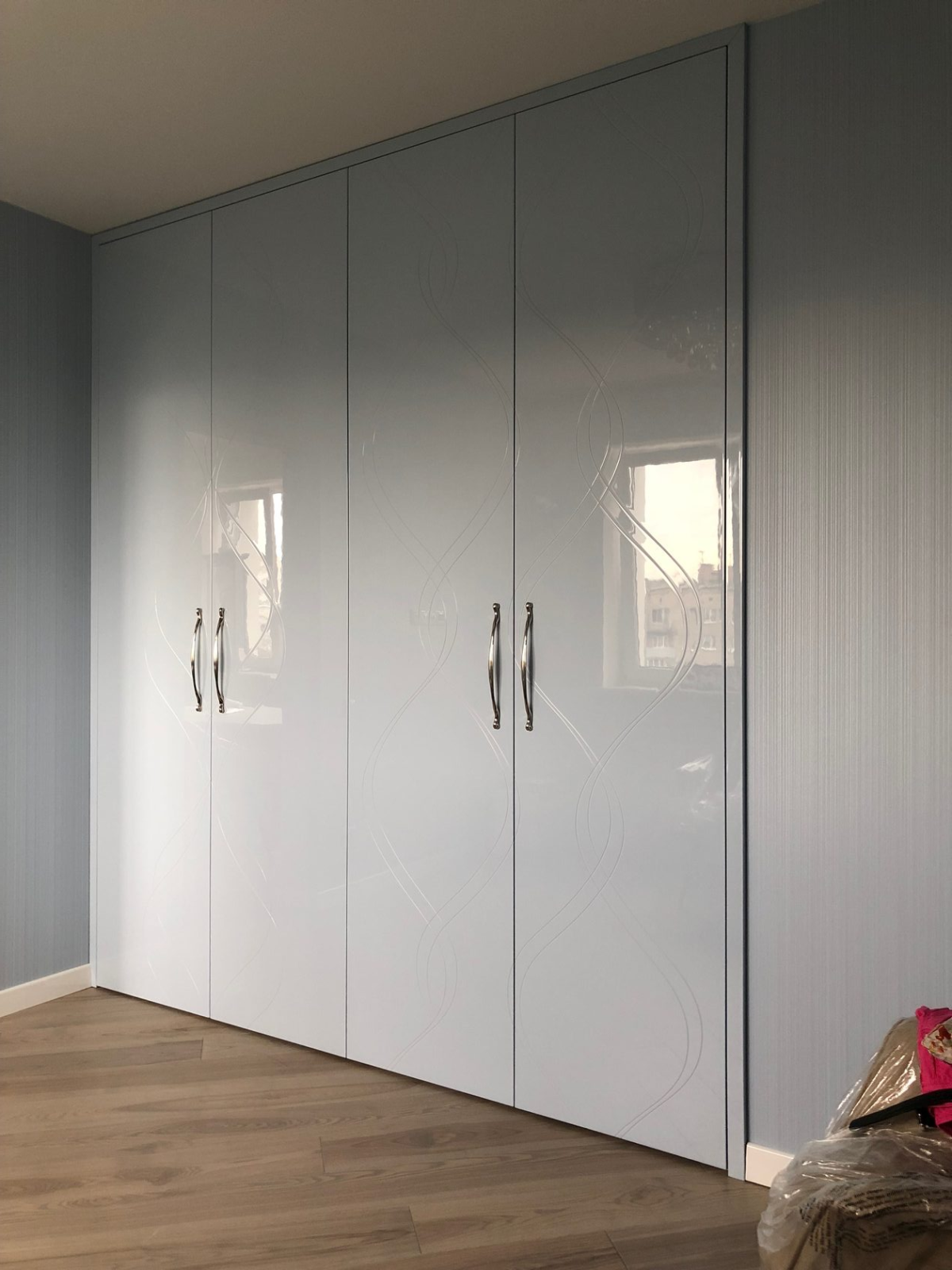 Встроенный шкаф распашные фасады Эггер