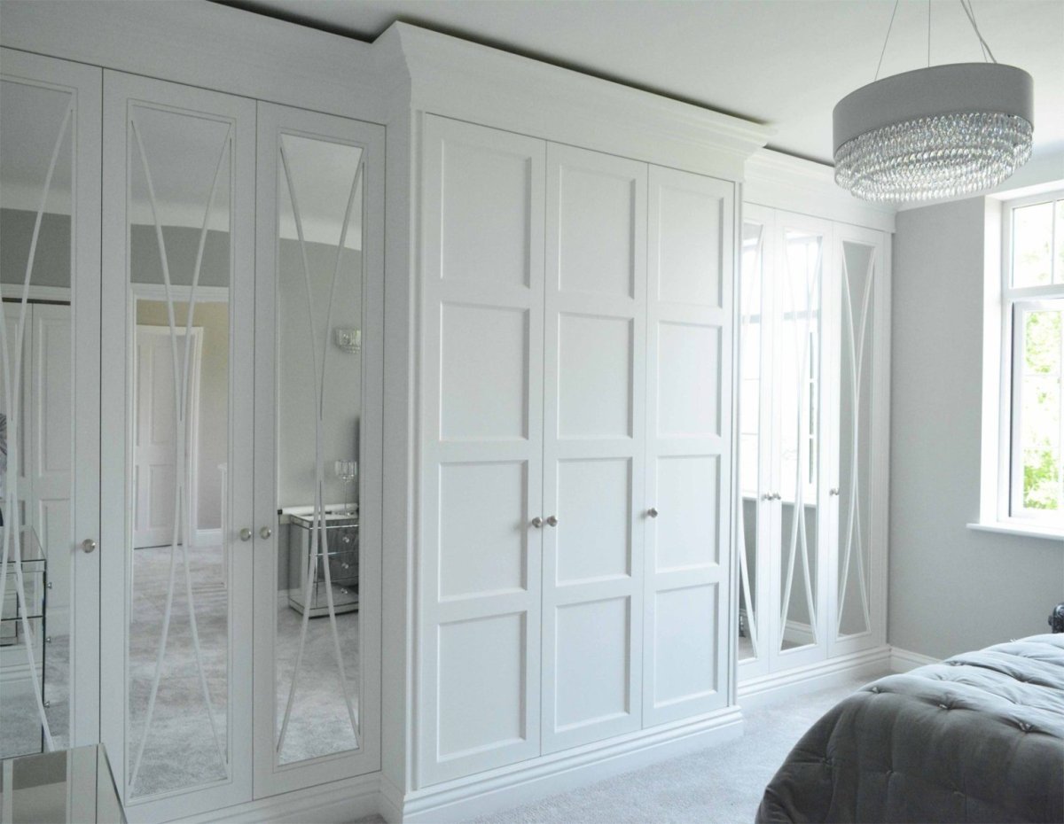 Шкаф с распашными дверями