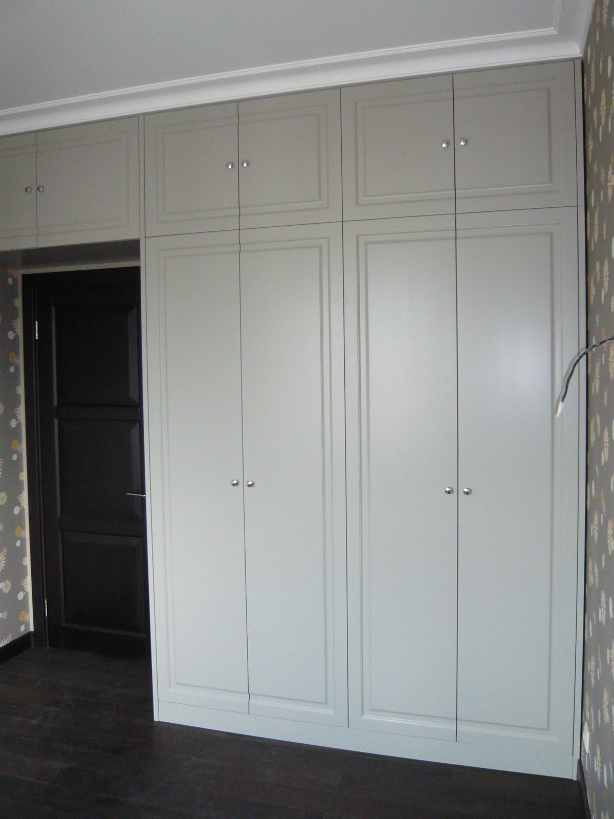 Встроенный распашной шкаф в прихожую