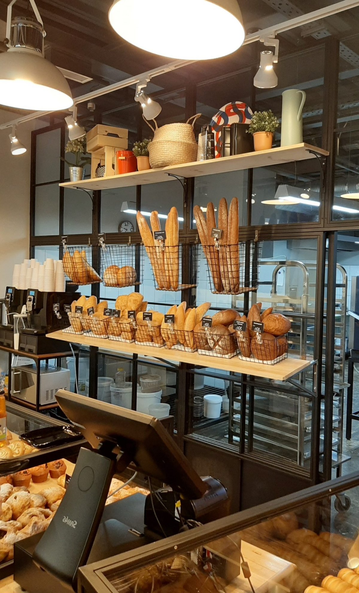 Интерьер пекарни кондитерской