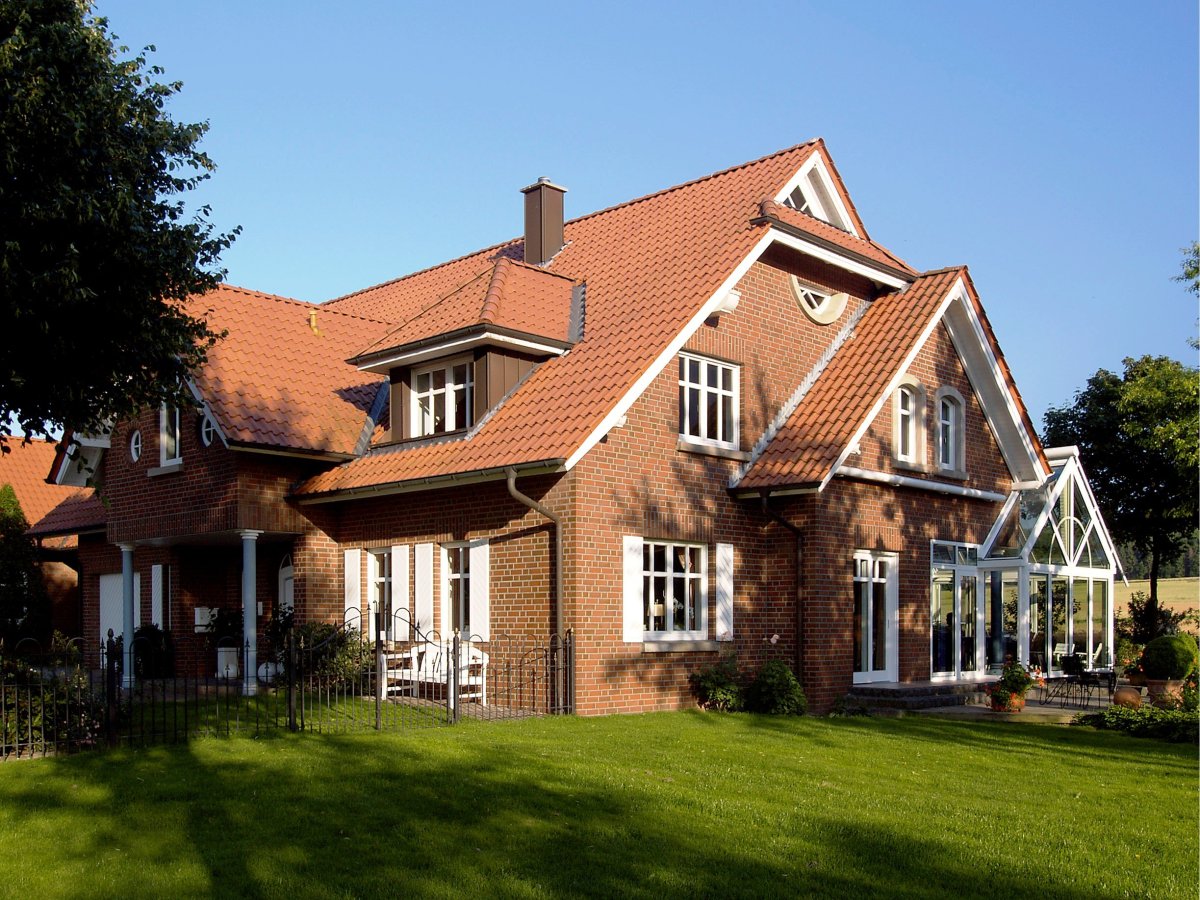 Фото современной школы с коричневой крышей