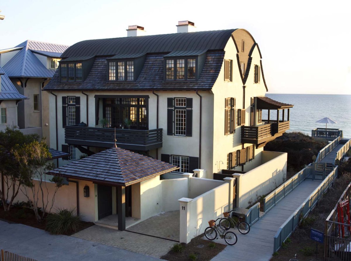 Большой трехэтажный дом в голландском стиле