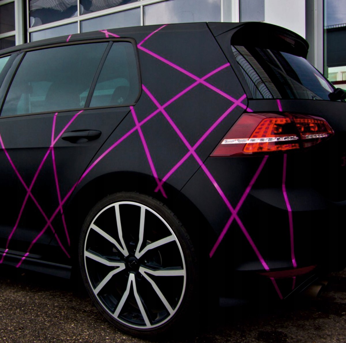 Винил на черном авто