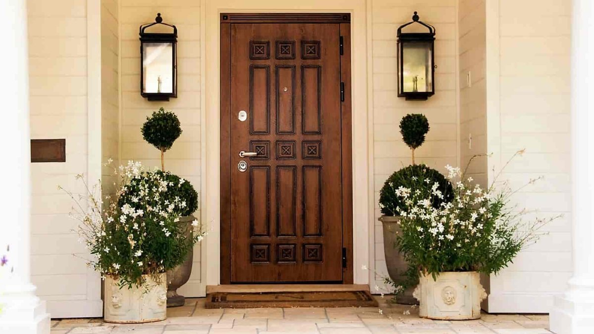 Металлические двери в интерьере