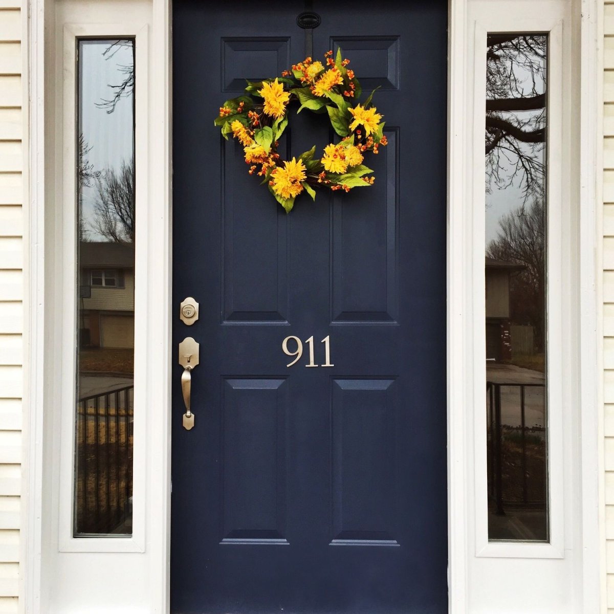 Голубая входная дверь