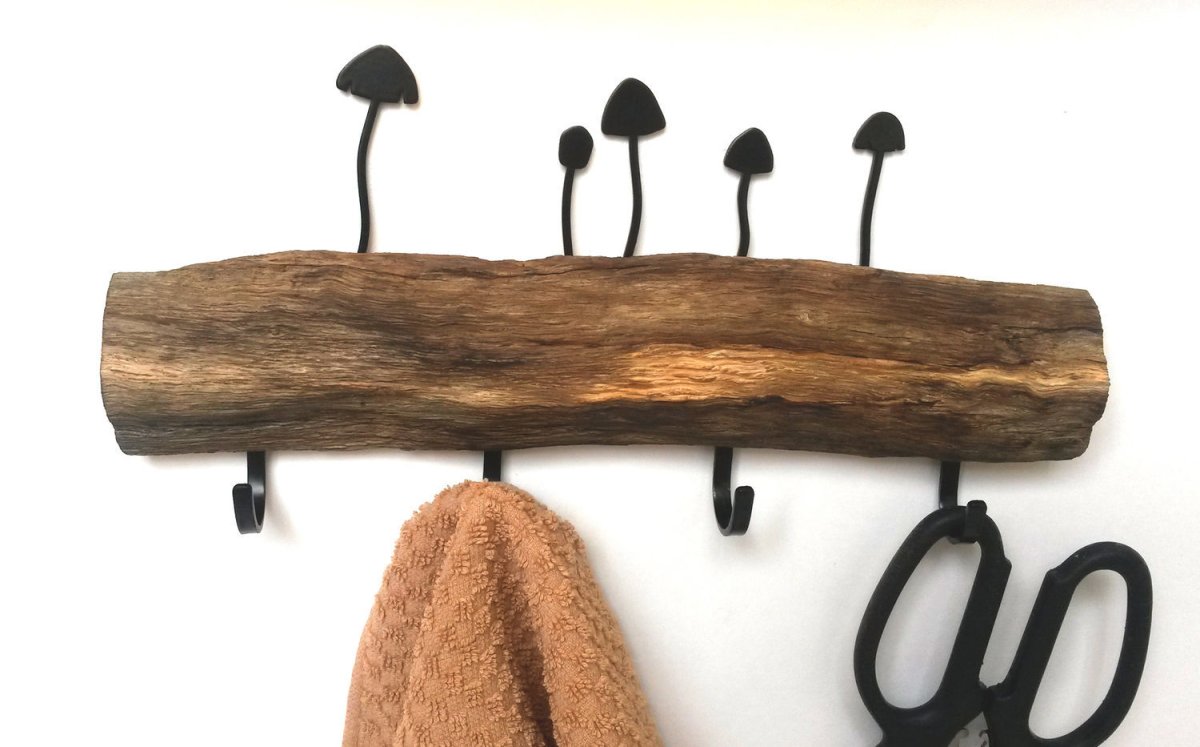 Необычная настенная вешалка