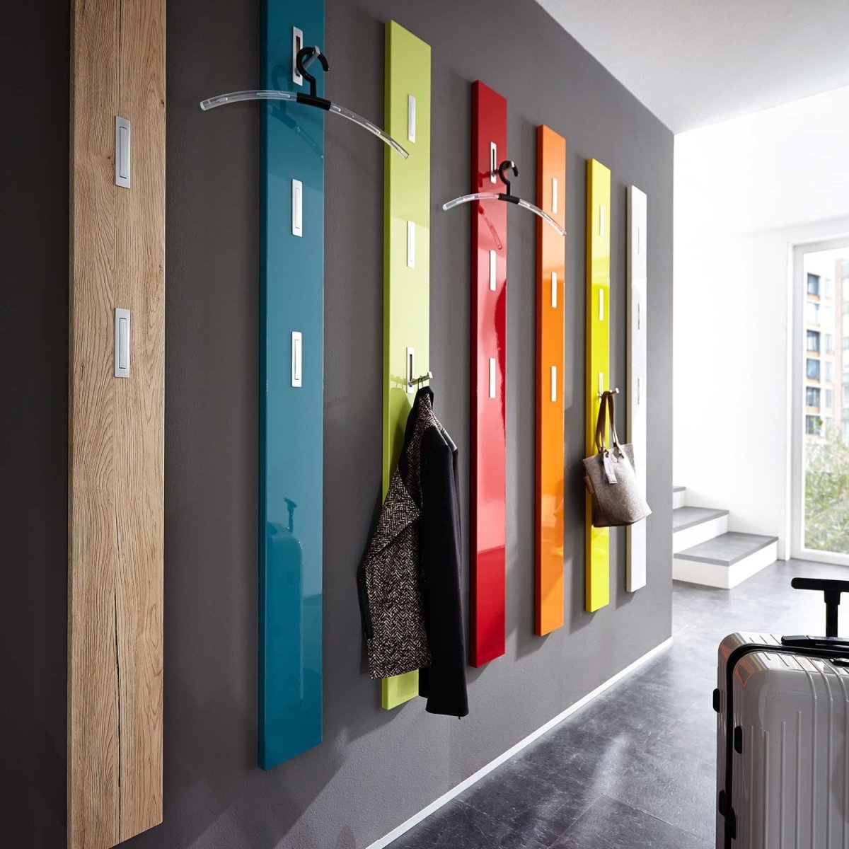 Дизайнерские вешалки для одежды