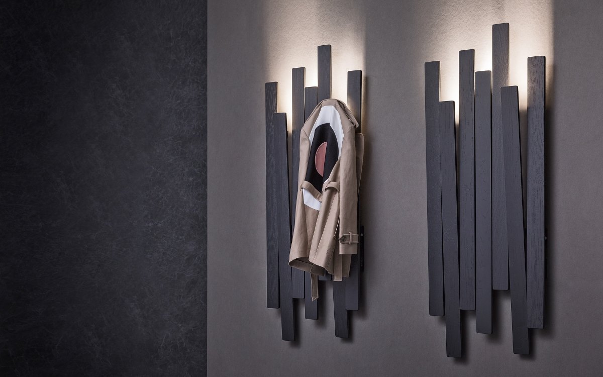 Плоская современная вешалка на стену
