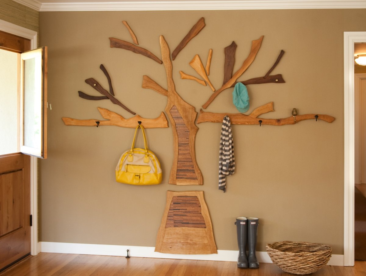 Вешалка из дерева