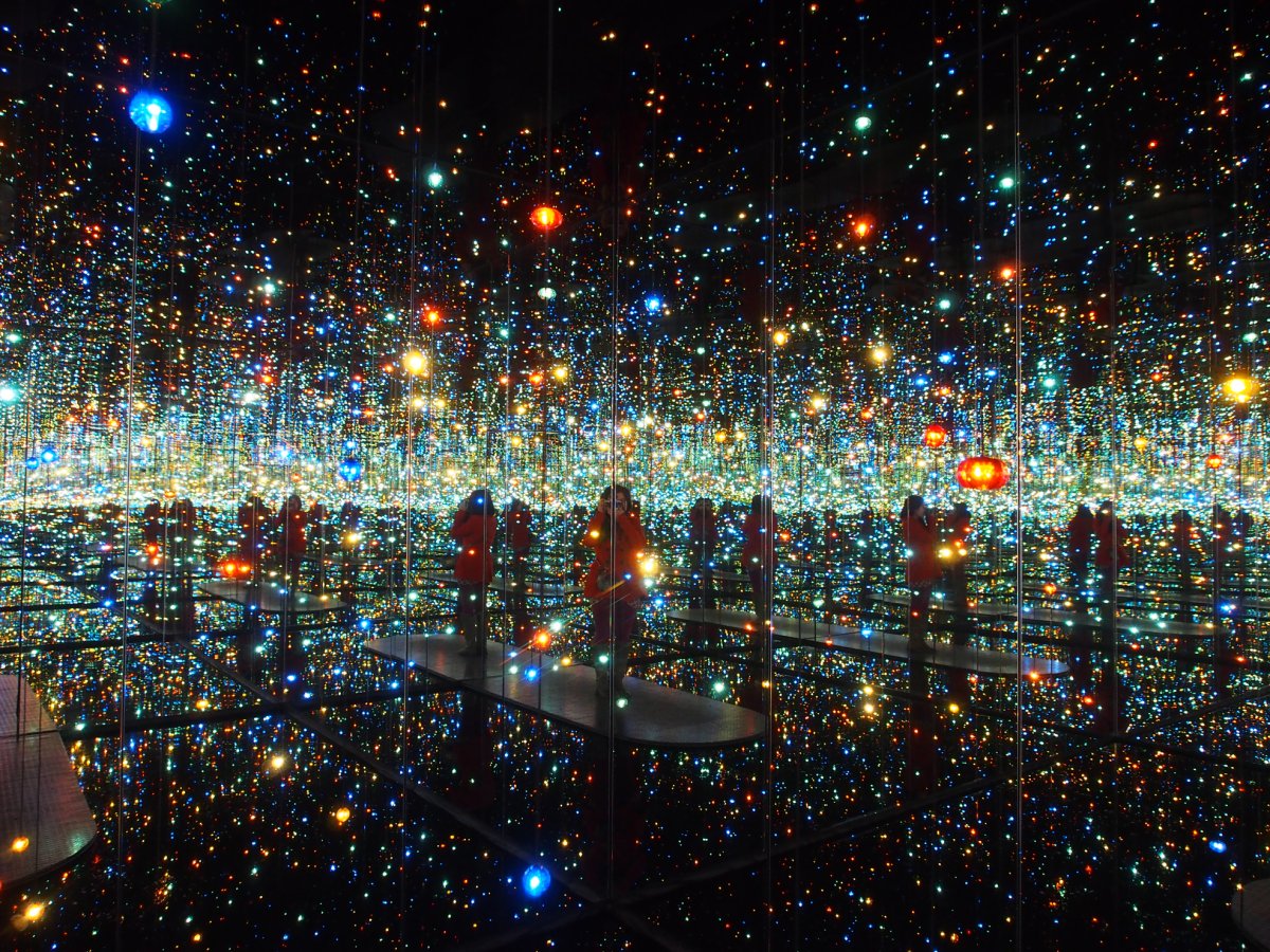 Кусама зеркальная комната