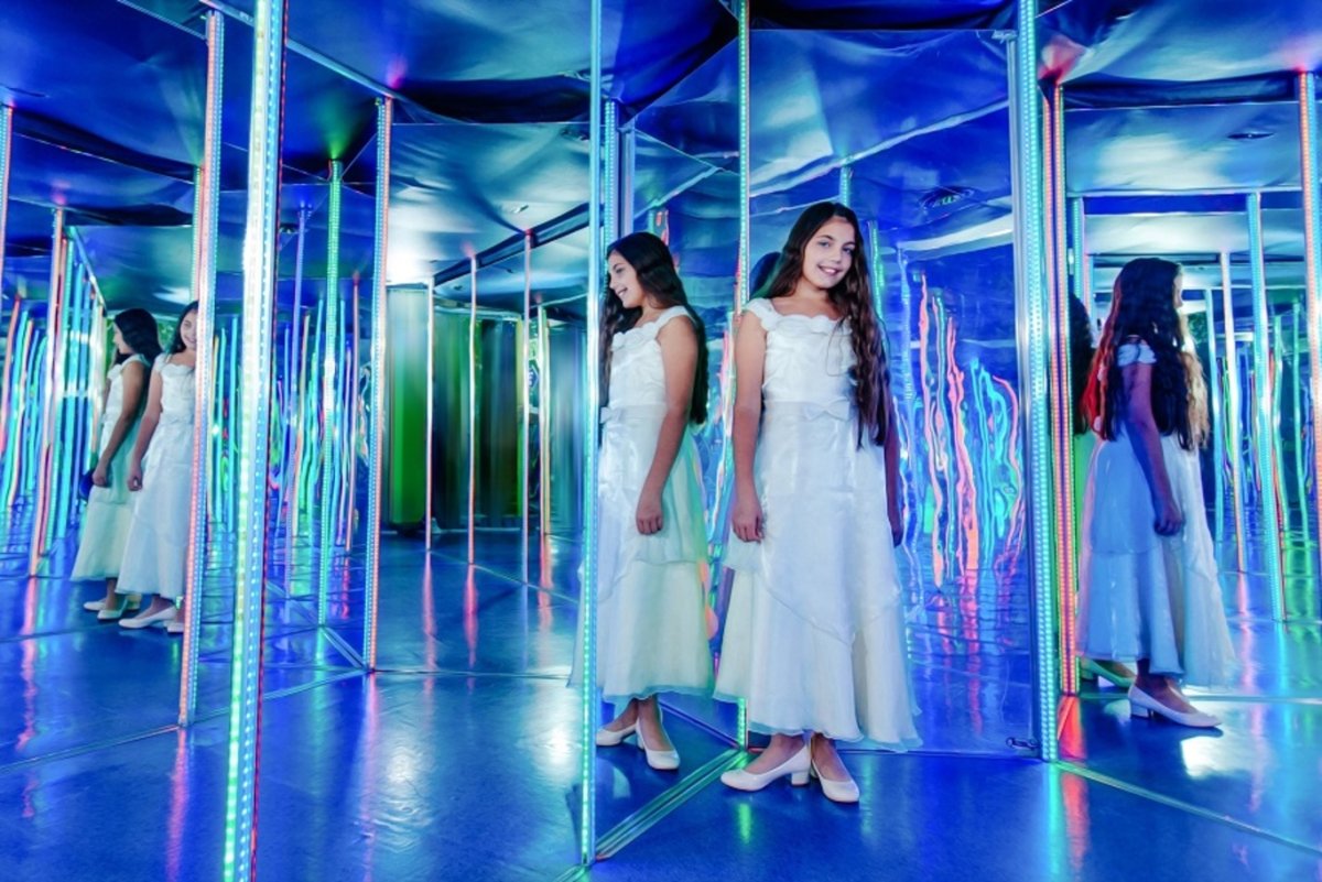 Зеркальный Лабиринт в Санкт-Петербурге на Невском