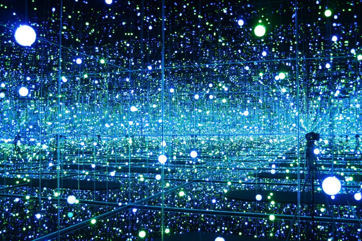 Яёи Кусама бесконечная зеркальная комната