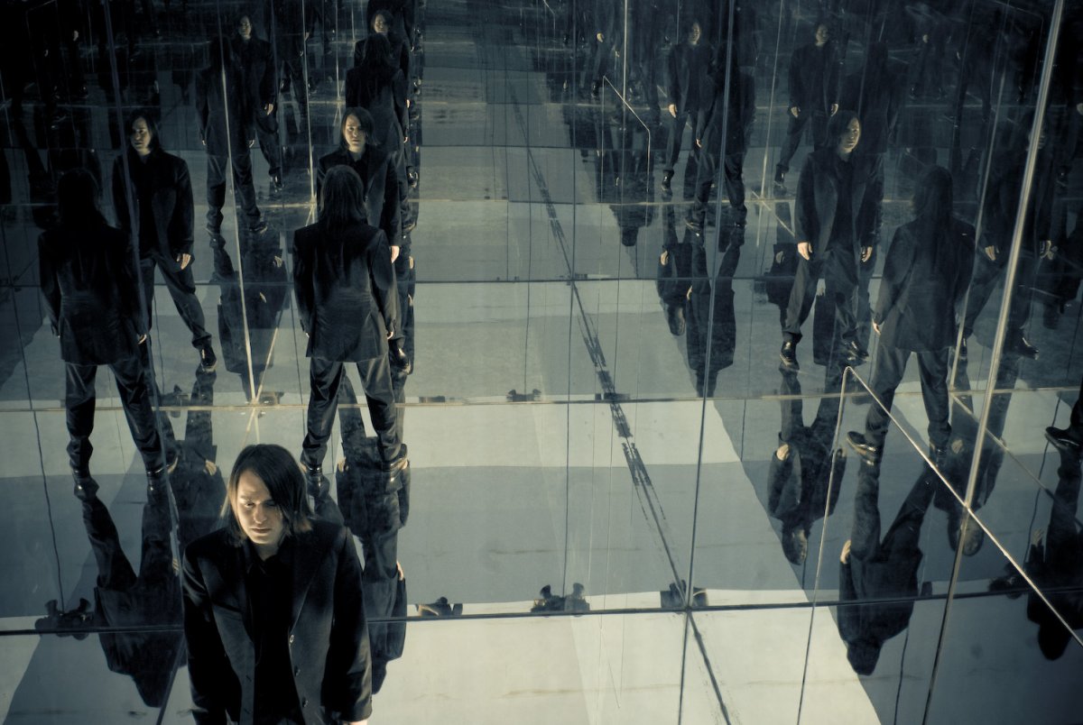 Человек в зеркальной комнате