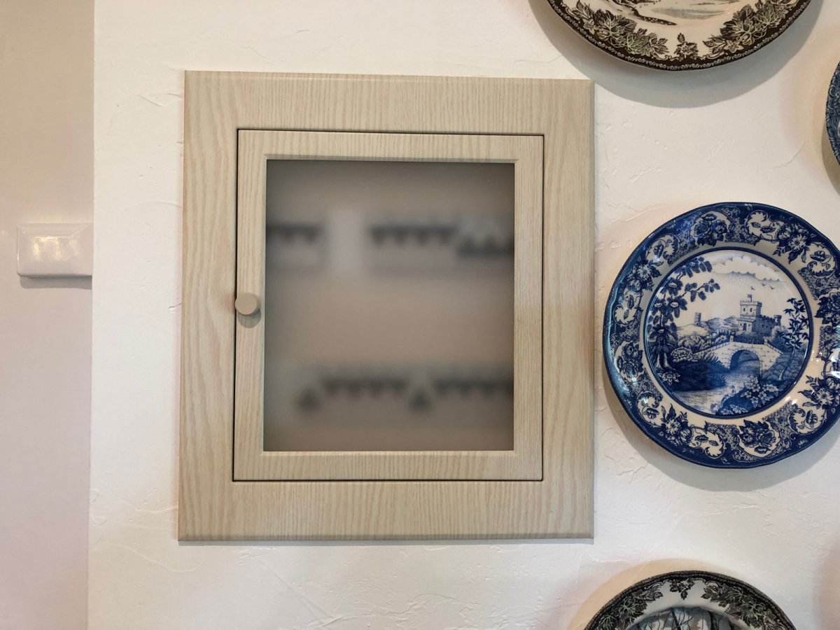 Шкафчик для щитка в прихожей