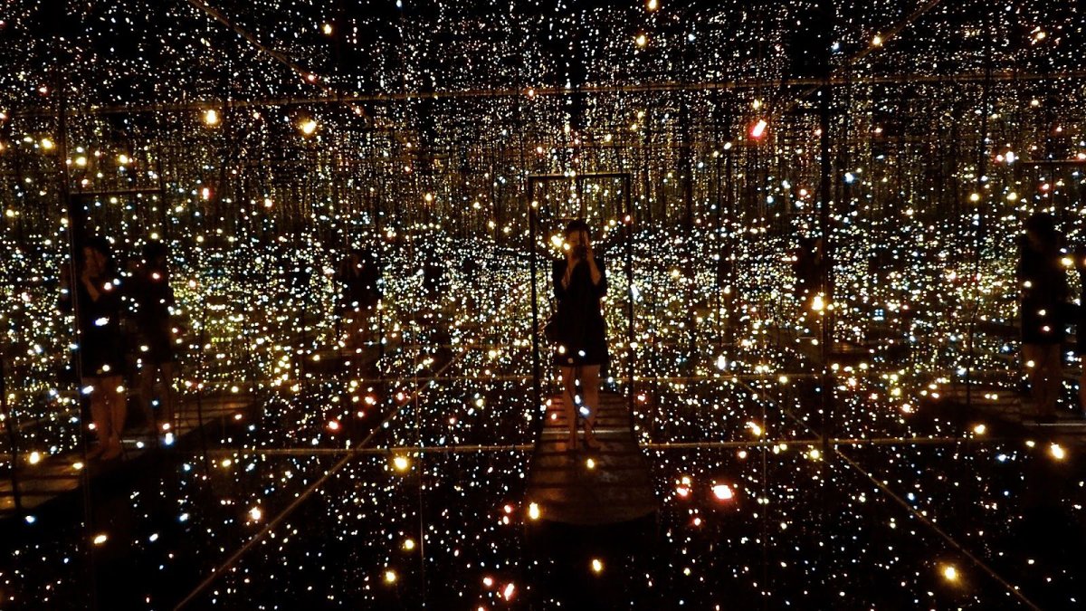 Бесконечная зеркальная комната от Yayoi Kusama