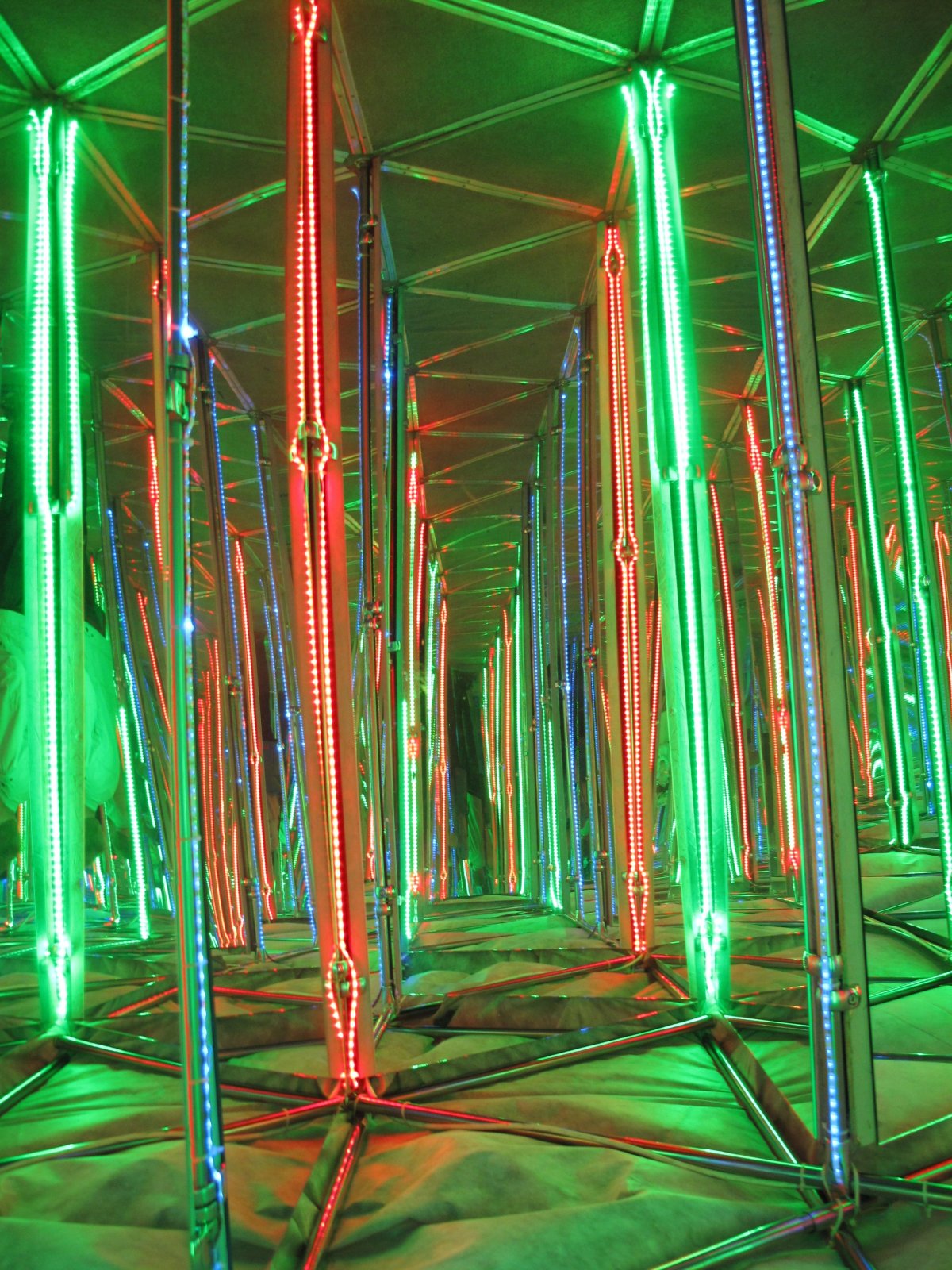 Невский проспект зеркальный Лабиринт